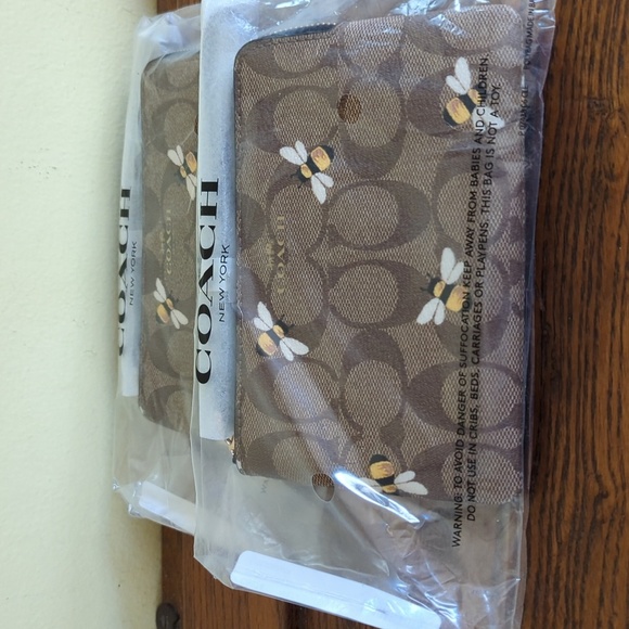 Nwt Coach bee corner zip wristlet - Picture 4 of 4